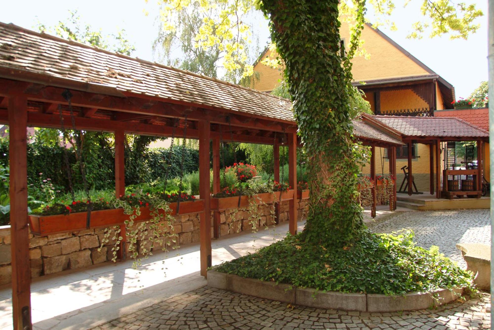 Hotel Leicht Biebelried Экстерьер фото