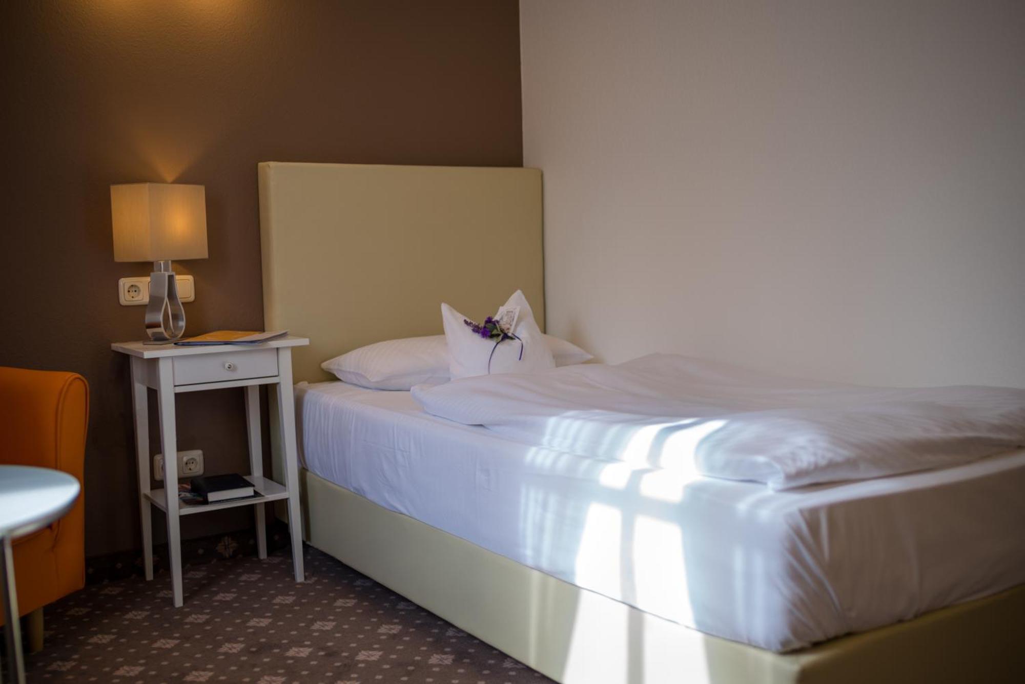 Hotel Leicht Biebelried Экстерьер фото
